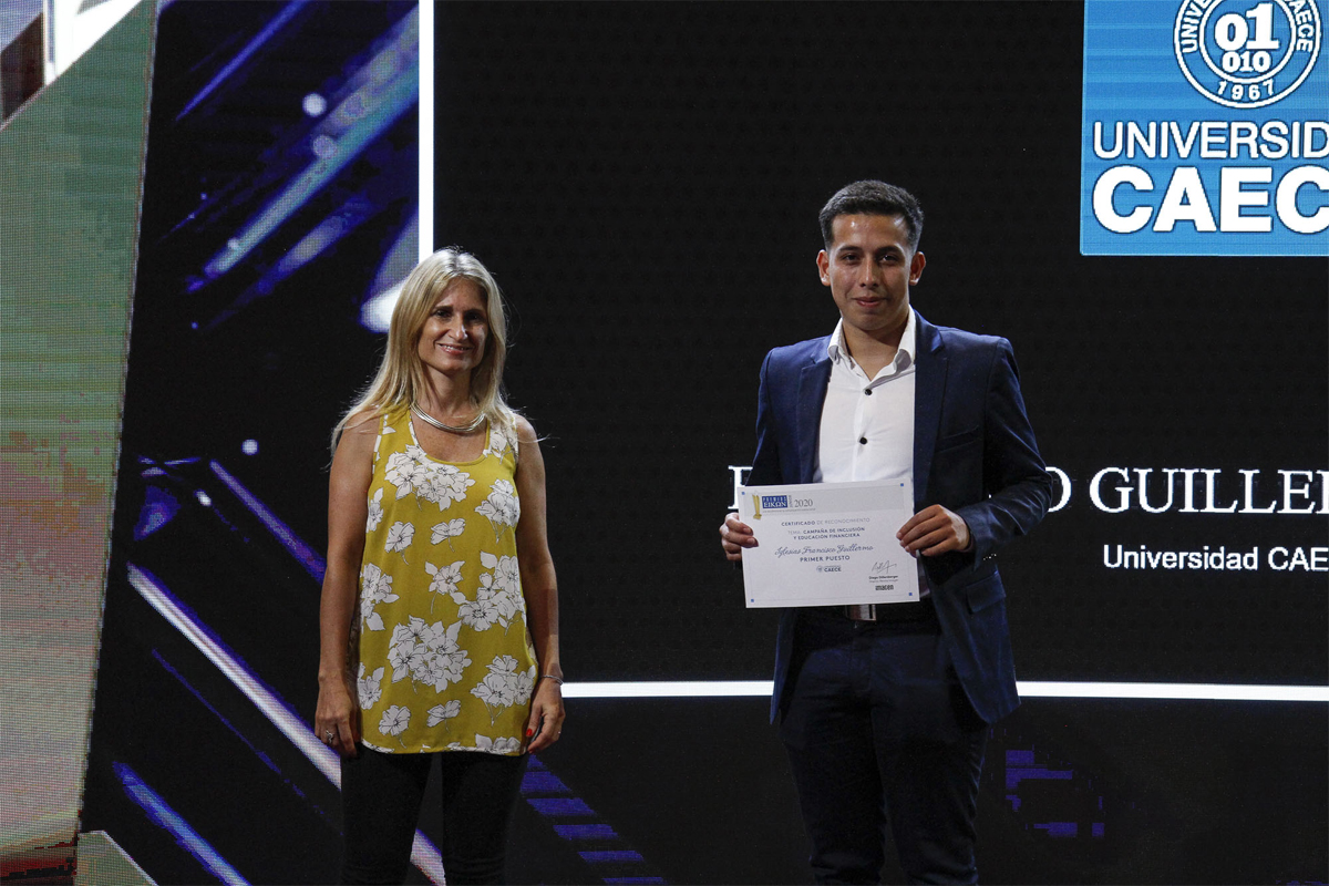 Ganador 2020: Francisco Iglesias, de CAECE, recibe el premio de Macarena Santos Muñoz, de ICBC